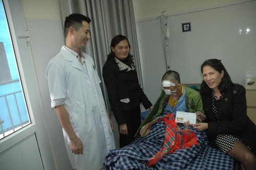Quỹ “Tấm lòng Việt - chia sẻ yêu thương" tặng quà cho bệnh nhân nghèo vừa mổ khối u - ảnh 1